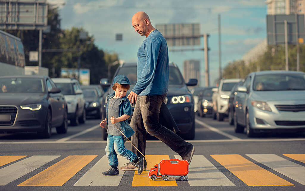 Pai passeia com filho em somos todos donos da rua