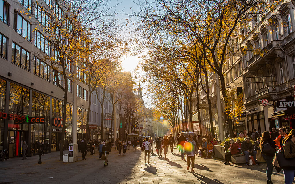Pessoas caminhando, porque somos todos donos da rua