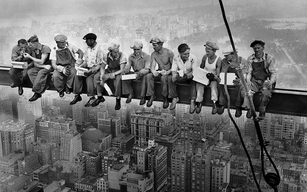 Trabalhadores em uma construção tradicional