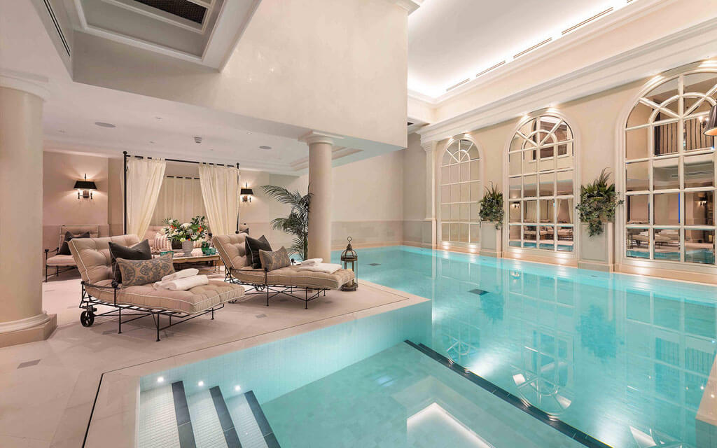 luxuosa piscina construída em bunker subterrâneo