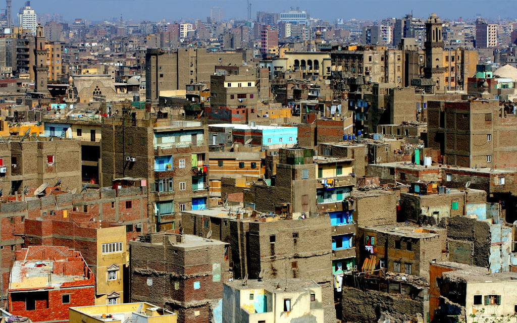 Vista aérea de Cairo, com suas casas inacabadas por influência da legislação na arquitetura