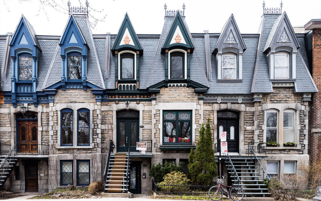 As escadas vazadas das casas em Montreal são dessa forma por causa da legislação na arquitetura